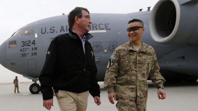 Chuẩn tướng Lương Xuân Việt (phải) đón Bộ trưởng Quốc phòng Ash Carter đến thăm căn cứ tại Kandahar, Afghanistan tháng 2/2015