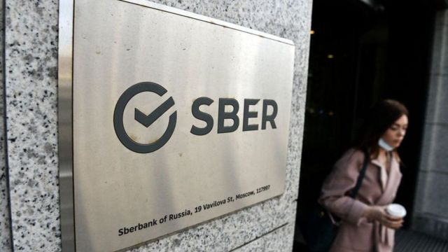 Kobieta w Rosji opuszcza rezydenta lokalnego banku Sbierbank