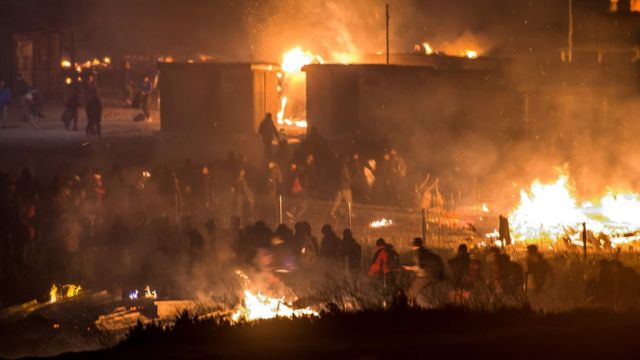 火災で少なくとも10人が負傷した