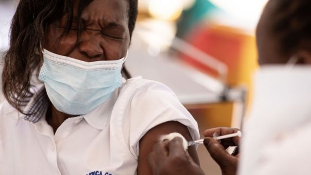 Uganda health worker for Uganda dey collect vaccine for Covid-19