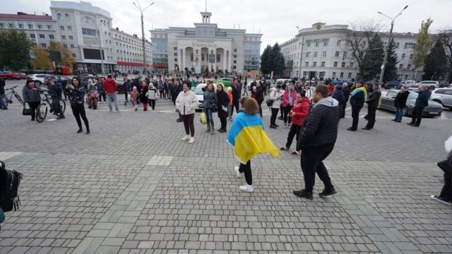 Kerumunan Ukraina merayakan di Kherson