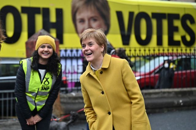 الوزيرة الأولى نيكولا ستورجيون وروزا صالح في مركز اقتراع مدرسة أنيت ستريت في 6 مايو 2021 في غلاسكو ، اسكتلندا.