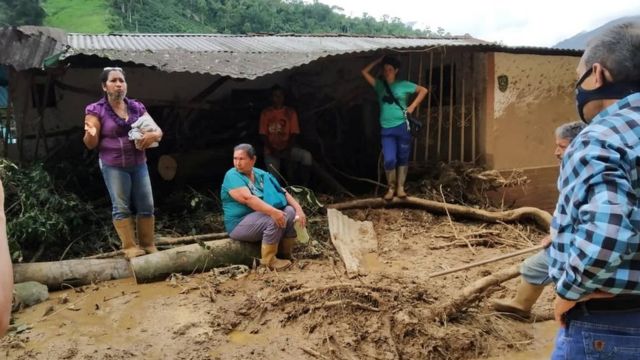 Mujeres en el pueblo de Tovar, afectadas por los deslaves