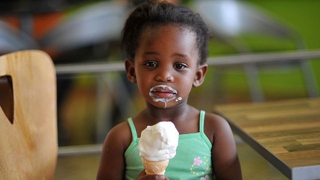 À quel âge votre bébé peut-il manger de la glace ?