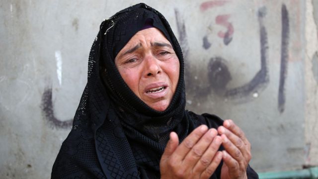 Familiares de egipcios que murieron en las inundaciones de Libia. 