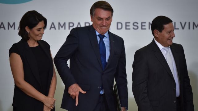 Bolsonaro hace el gesto de un arma con su mano.