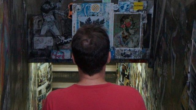 Jorge em passarela subterrânea