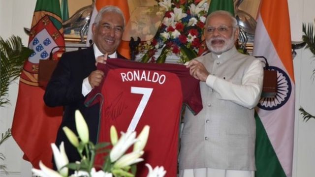 নরেন্দ্র মোদীকে জার্সি দিচ্ছেন পর্তুগাল প্রধানমন্ত্রী