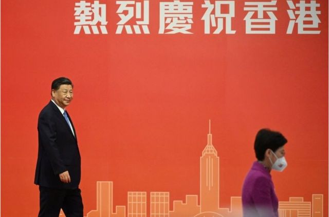 Hong Kong media expect Xi Jinping and his wife to attend the welcome dinner hosted by Carrie Lam in the evening