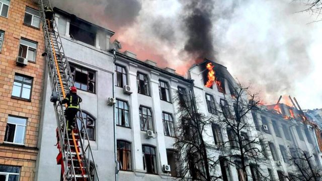 Quang cảnh tòa nhà đồn cảnh sát khu vực bị hư hại sau vụ tấn công bằng tên lửa của Nga ở Kharkiv, Ukraine ngày 2/3/2022