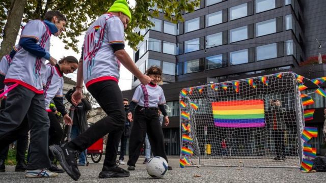 瑞士苏黎世FIFA博物馆外的一场LGBT抗议活动(photo:BBC)
