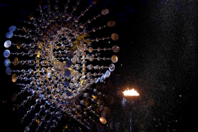 La llama olímpica se apaga, durante la ceremonia de clausura de las Olimpiadas Rio 2016