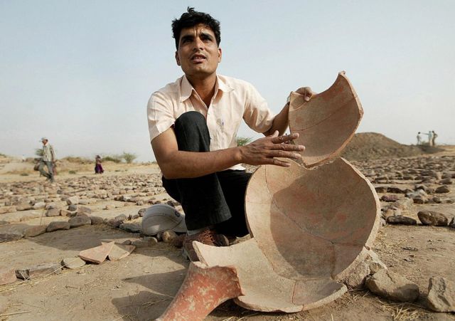 சிந்து சமவெளி நாகரிகத்தில் எடுக்கப்பட்ட பானைகள்.