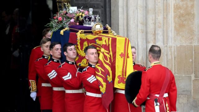 El féretro sale de la Abadía de Westminster