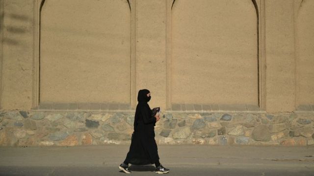 امرأة أفغانية تمشي في أحد شوارع كابل، في 13 سبتمبر/أيلول 2021