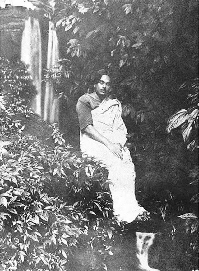 চট্টগ্রামের সীতাকুণ্ডে কাজী নজরুল ইসলাম ১৯২৯ সালে