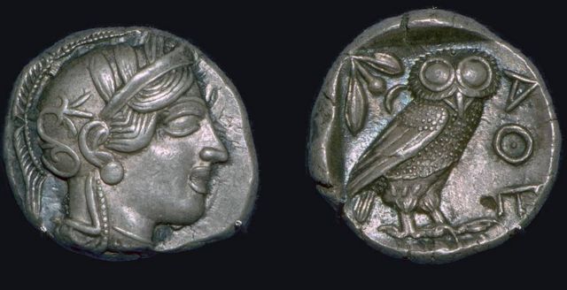 El Athene noctua, o mochuelo europeo, era el animal sagrado de la diosa Atenea de la mitología griega, y en la cultura romana, el ave de Minerva.