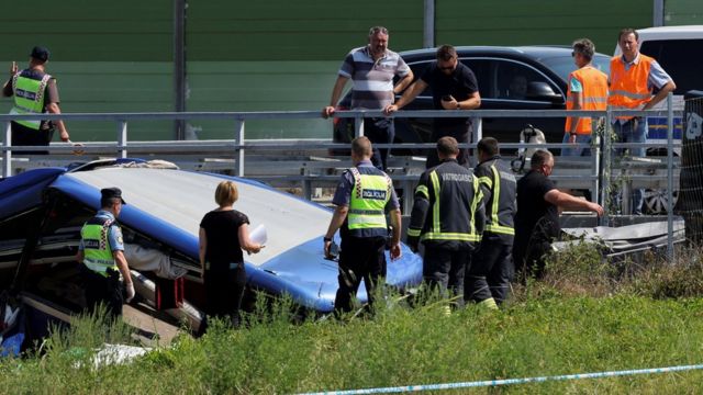 Des secouristes sur les lieux de l'accident de bus près de Varazdin, dans le nord-ouest de la Croatie