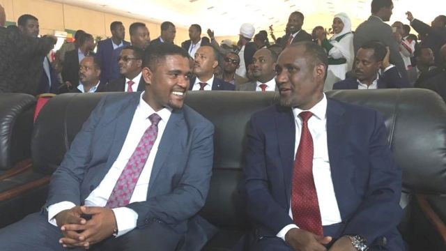 የኦሮሚያ ክልላዊ መንግሥት ምክትል ፕሬዝደንት አቶ ሽመልስ አብዲሳ እና የአማራ ክልላዊ መንግሥት ርዕሰ መስተዳደር ዶ/ር አምባቸው መኮንን በአምቦ ከተማ