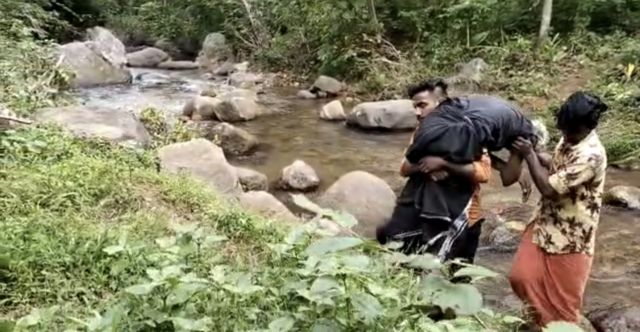 நோய்வாய்பட்ட தந்தையை மூன்று கிலோ மீட்டர் தோளில் சுமந்து சென்ற மகன்