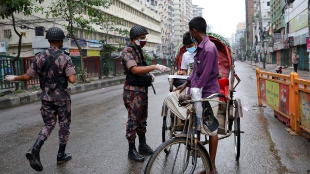 লকডাউন: কোভিড ঠেকাতে কঠোর লকডাউন শুরু, সড়কে নিরাপত্তাবাহিনীর অবস্থান - BBC News বাংলা