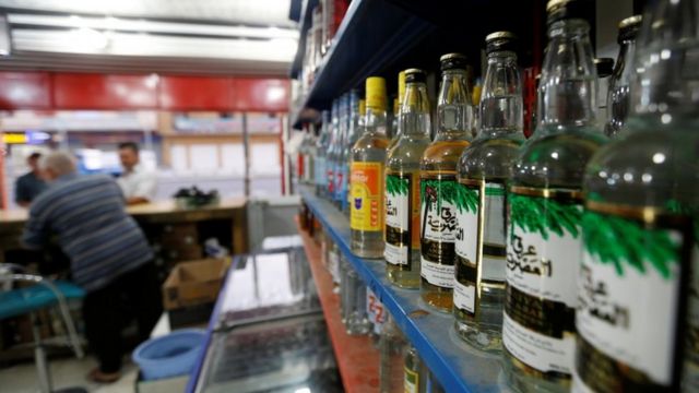 बगदाद में शराब की दूकान में बोतलें