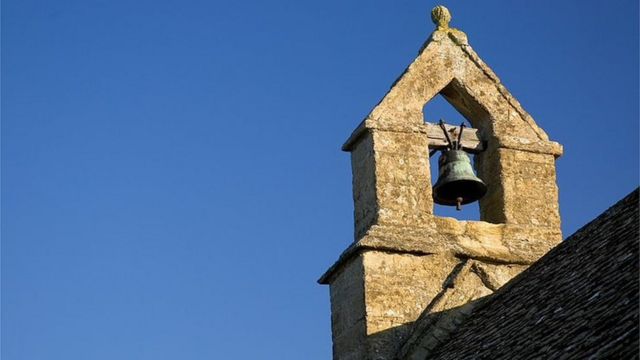 Un clocher d'église sur fond de ciel bleu
