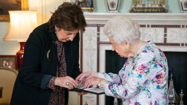 伊莫金·庫珀女男爵（左）從女王手中接過2019年女王音樂獎章（13/10/2021）