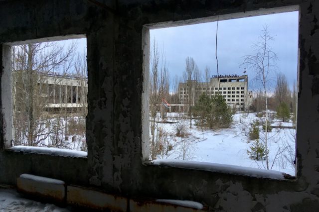 окна в заброшенном доме