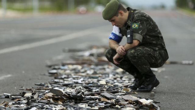 O Conselho Nacional de Justiça (CNJ) e o Exército Brasileiro, por intermédio da 11ª Região Militar, destroem cerca de 4 mil armas, em dezembro de 2018