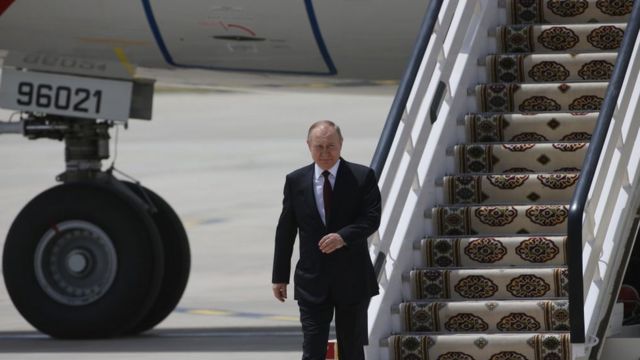 بوتين يهبط من الطائرة