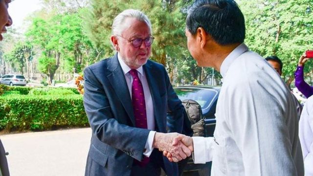 ပါမောက္ခ ဝီလီယံရှေဘတ်စ် ရန်ကုန်တက္ကသိုလ်မှာ လာရောက်ဟောပြောဖို့ ရောက်ရှိ