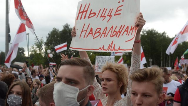 Плакат в поддержку Алексея Навального на протесте в Минске