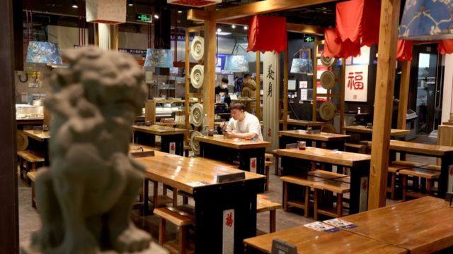 On December 6, the epidemic prevention policy was suddenly relaxed, and there was only one customer dining in an empty restaurant in Beijing.