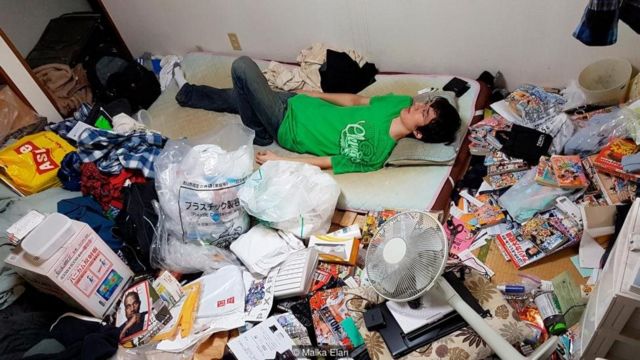 Dalam potret ini, Riki Cook, seorang pemuda berdarah campuran Amerika-Jepang, tinggal sendirian di Chiba, Jepang.