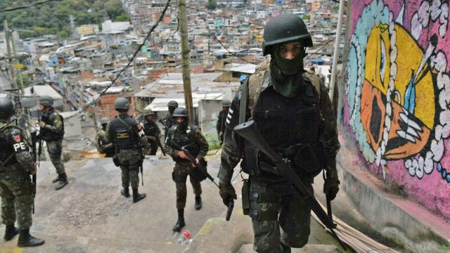 Policías militarizados en Rocinha