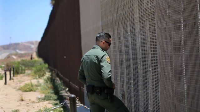 El muro en la frontera con México se construyó durante el gobierno de Bill Clinton.