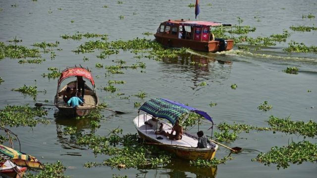 مصلون في نهر الغانج في 11 يونيو 2021
