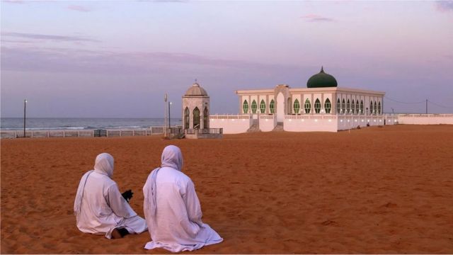 Lors des fêtes religieuses, les populations musulmanes et chrétiennes du Sénégal offrent des repas les uns aux autres.