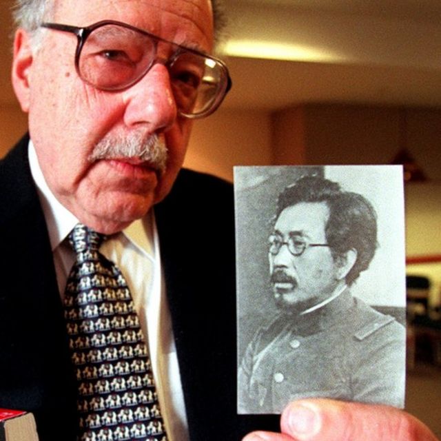 El profesor Sheldon Harris muestra una fotografía del general japonés Shiro Ishii, quien comandó la Unidad 731.