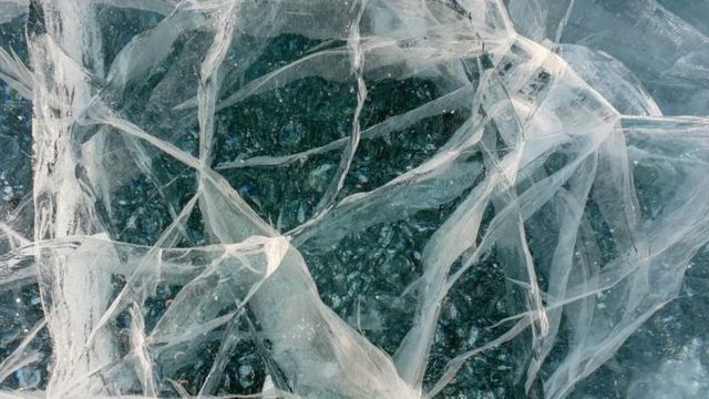 น้ำแข็งในทะเลสาบแห่งหนึ่งของรัสเซีย