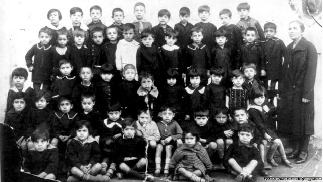 Alunos da escola primária da Alliance School onde estudou Isaac Jacob Menache, pai de Leon. Salônica,1928-29.