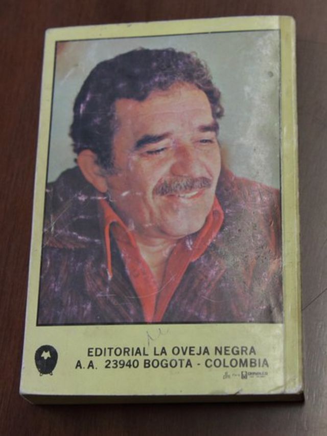 Contraportada de la edición de Oveja Negra en Colombia.