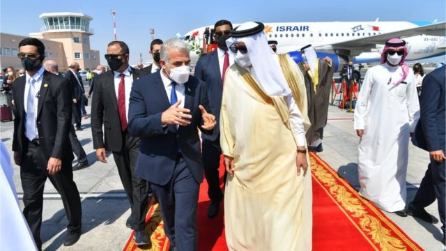 يائير لابيد لدى وصوله البحرين.