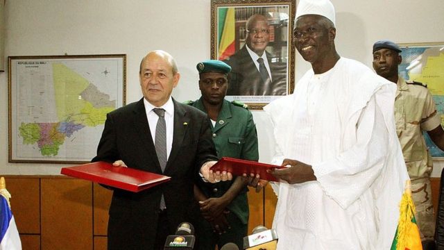 Le ministre français de la défense Jean-Yves Le Drian et son homologue malien Bah N'Daw posent le 16 juillet 2014 à Bamako