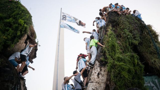 Fans of the Argentine national team in the city of Buenos Aires supporting their team the day of the Qatar 2022 FIFA World Cup final against the France national football team in front of the obelisk of Plaza de la Republica, Buenos Aires, Argentina on December 18, 2022.