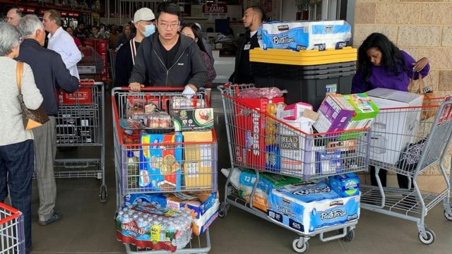 Residentes de Los Ángeles, California, se abastecen de alimentos, agua y papel higiénico el 29 de febrero.