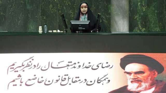 پروانه سلحشوری از آیت الله علی خامنه ای رهبر نظام جمهوری خواسته برای "نجات کشور" وارد عمل شود