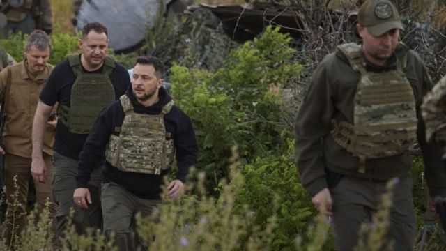 ゼレンスキー氏、黒海のズミイヌイ島を訪問 マリウポリの司令官たちトルコから帰還 BBCニュース