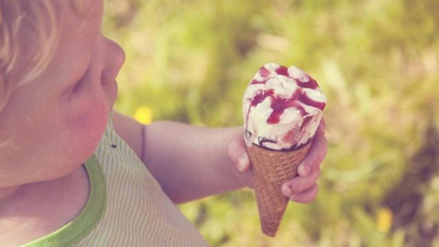Un niño con un helado en la mano